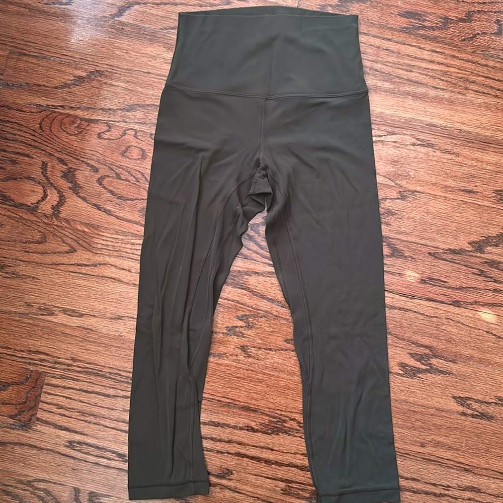 Lululemon aligns capri in Dark Olive